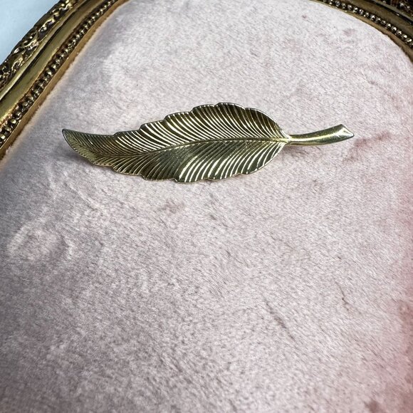 Vintage Gold Tone Long Feather Leaf Brooch Pin Elegant Retro Jewelry Unisex - Picture 2 of 7